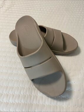 Oofos Tan Slides sz 13